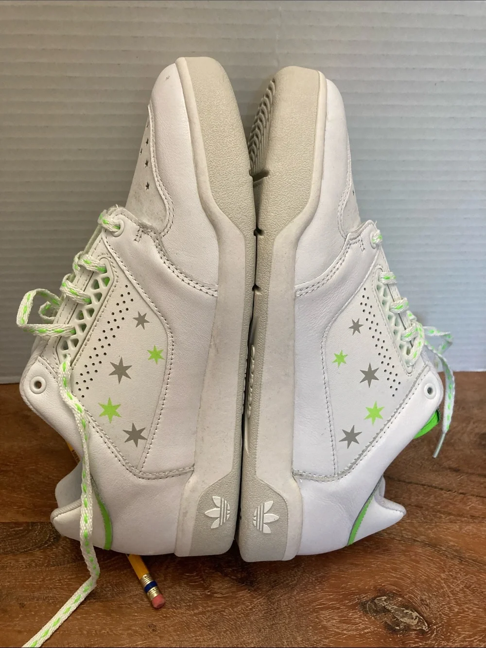 Adidas Slamcourt Stars Women’s White Sneakers with Neon Green Accents Size 7.5